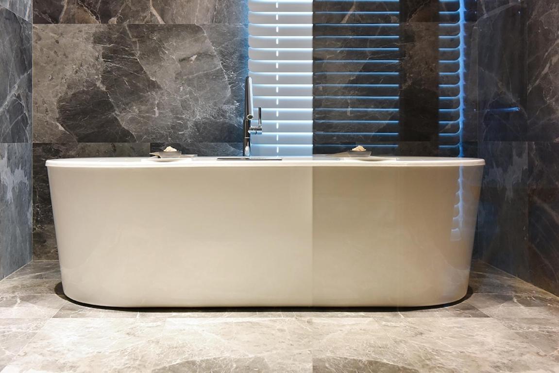 Silks Club Hotell Kaohsiung Eksteriør bilde A freestanding bathtub