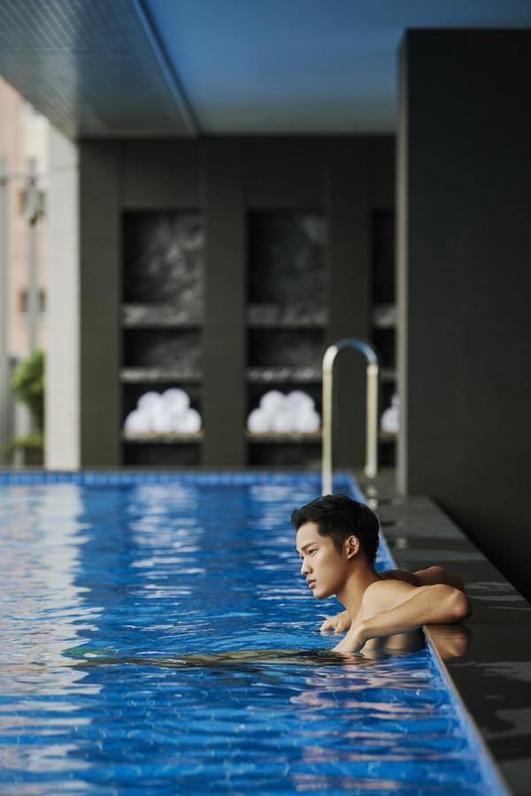 Silks Club Hotell Kaohsiung Eksteriør bilde A man swimming in a pool
