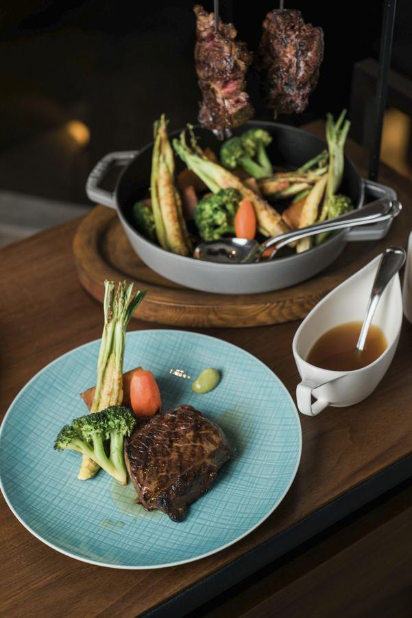 Silks Club Hotell Kaohsiung Eksteriør bilde A steak with vegetables